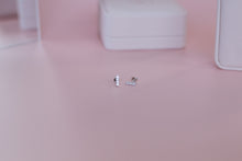 Load image into Gallery viewer, Nora Bar Studs