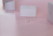 Load image into Gallery viewer, Nora Bar Studs