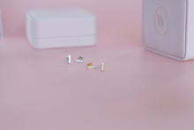 Load image into Gallery viewer, Nora Bar Studs