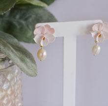 Load image into Gallery viewer, Pansy &amp; Pearls
